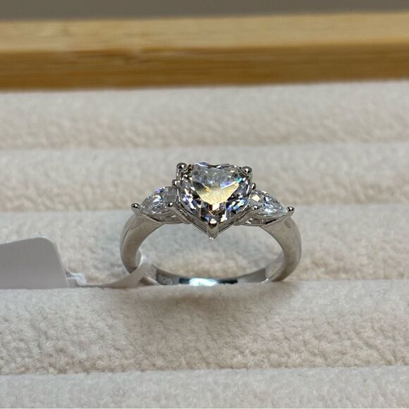 Elegant Silver Heart-Shaped Ring - Picture 2 of 5